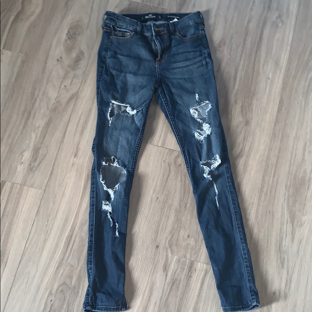HOLISTER RIPPED SKINNY JEANS